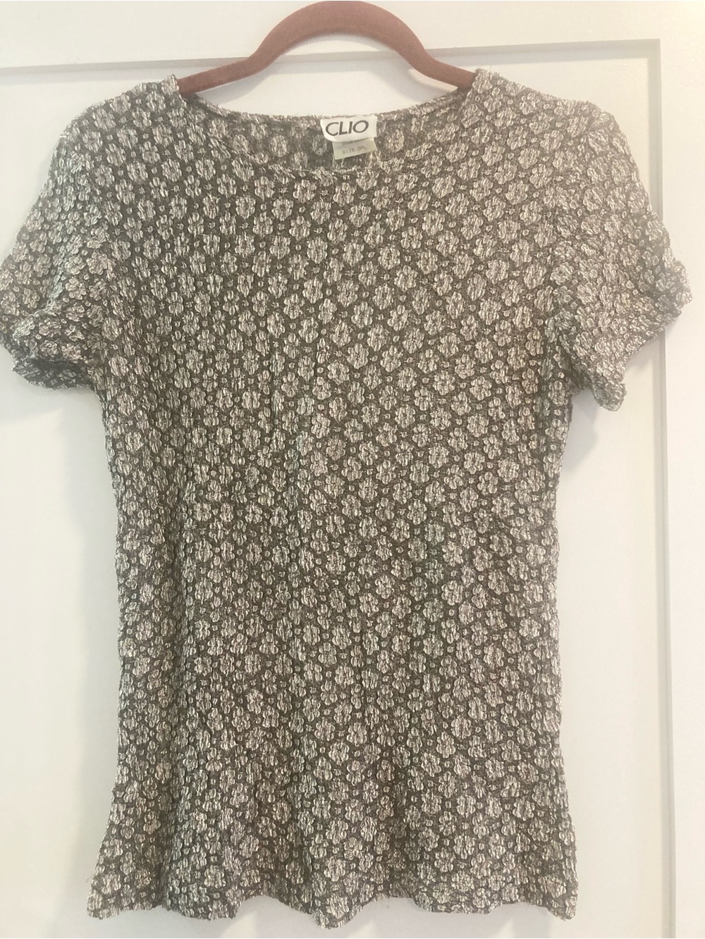 Stretch ruched texture knit tee w/ gray/green/silver floral pattern